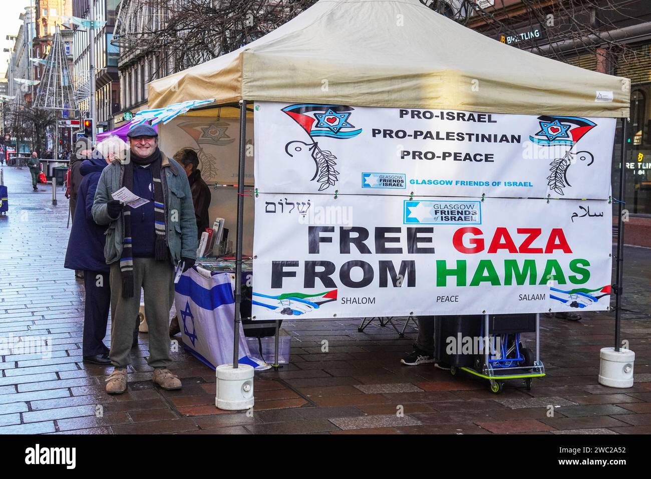 13 gen 24 Glasgow, Regno Unito. Una bancarella pop-up è stata eretta a Buchanan Street, Glasgow, in Scozia, per promuovere un messaggio pro-Israele, pro-Palestina e pro-pace. Crediti: Findlay/Alamy Live News Foto Stock