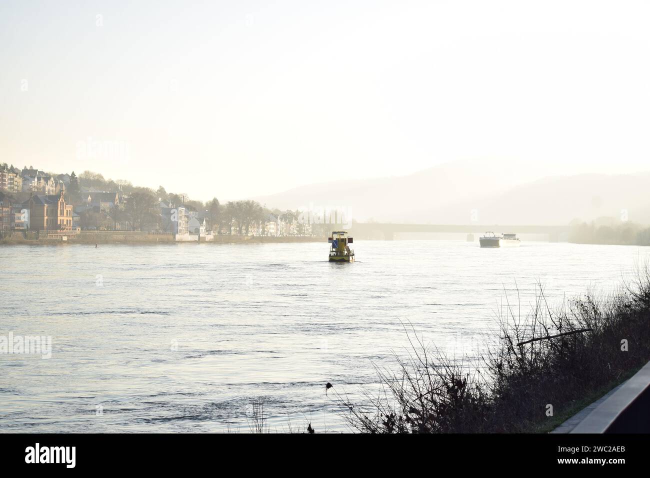 Nave da carico sul Reno in inverno Foto Stock