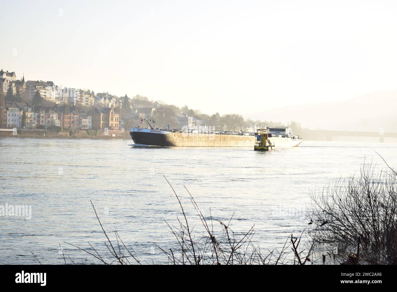 Nave da carico sul Reno in inverno Foto Stock