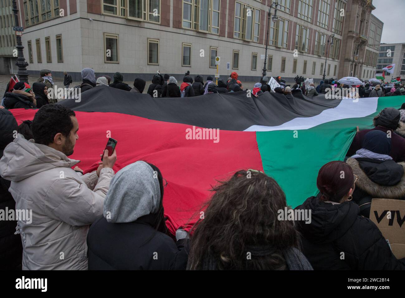 A Berlino, una controversa protesta pro-Palestina il 13 gennaio 2024, a Neptunbrunnen vicino ad Alexanderplatz, dimostrò l'escalation delle tensioni sulla guerra Israele-Gaza. I manifestanti che si oppongono con veemenza alle azioni militari israeliane a Gaza hanno accusato la nazione di terrorismo e genocidio. Il Cancelliere tedesco Olaf Scholz fu preso di mira per quello che i manifestanti percepivano come il suo fallimento nell'affrontare adeguatamente la situazione di Gaza, con alcuni che lo accusavano di avere "le mani sporche di sangue”. Un aspetto sorprendente della protesta è stato l'esplicito sostegno allo Yemen, evidenziato dai canti che lodavano l'azione aggressiva del movimento Houthi Foto Stock