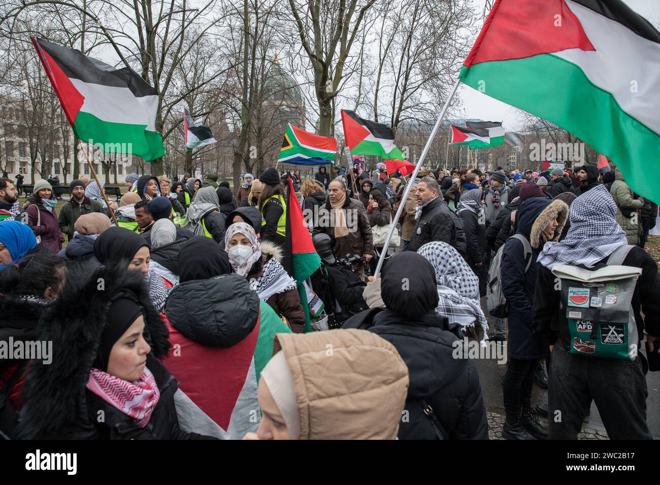 A Berlino, una controversa protesta pro-Palestina il 13 gennaio 2024, a Neptunbrunnen vicino ad Alexanderplatz, dimostrò l'escalation delle tensioni sulla guerra Israele-Gaza. I manifestanti che si oppongono con veemenza alle azioni militari israeliane a Gaza hanno accusato la nazione di terrorismo e genocidio. Il Cancelliere tedesco Olaf Scholz fu preso di mira per quello che i manifestanti percepivano come il suo fallimento nell'affrontare adeguatamente la situazione di Gaza, con alcuni che lo accusavano di avere "le mani sporche di sangue”. Un aspetto sorprendente della protesta è stato l'esplicito sostegno allo Yemen, evidenziato dai canti che lodavano l'azione aggressiva del movimento Houthi Foto Stock