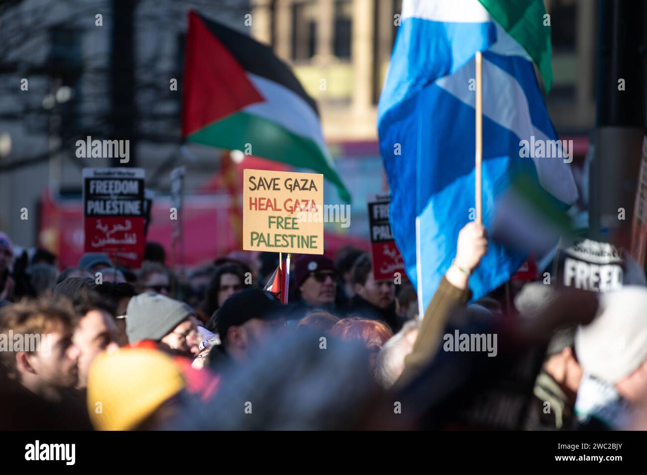 Glasgow, Scozia, Regno Unito. 13 gennaio 2024. I manifestanti si sono riuniti al di fuori delle City Chambers in George Square partecipando alla giornata globale d'azione per Gaza, chiedendo un immediato cessate il fuoco a Gaza credito: Kay Roxby/Alamy Live News Foto Stock