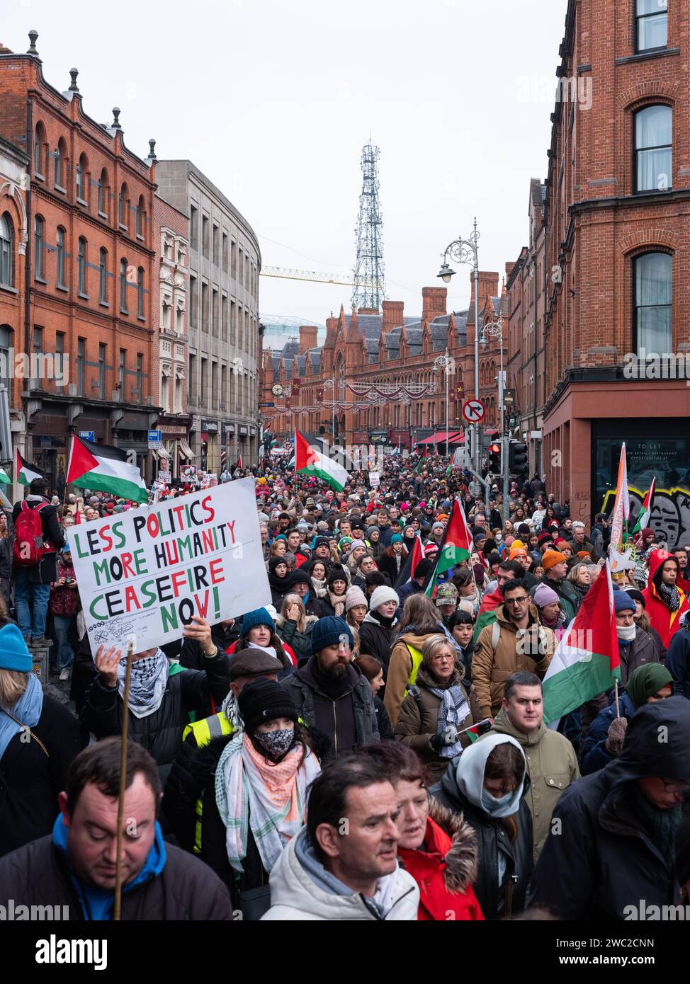 marcia di protesta per chiedere un cessate il fuoco nel conflitto israelo-palestinese, che si svolge nella città di Dublino, in Irlanda. Foto Stock