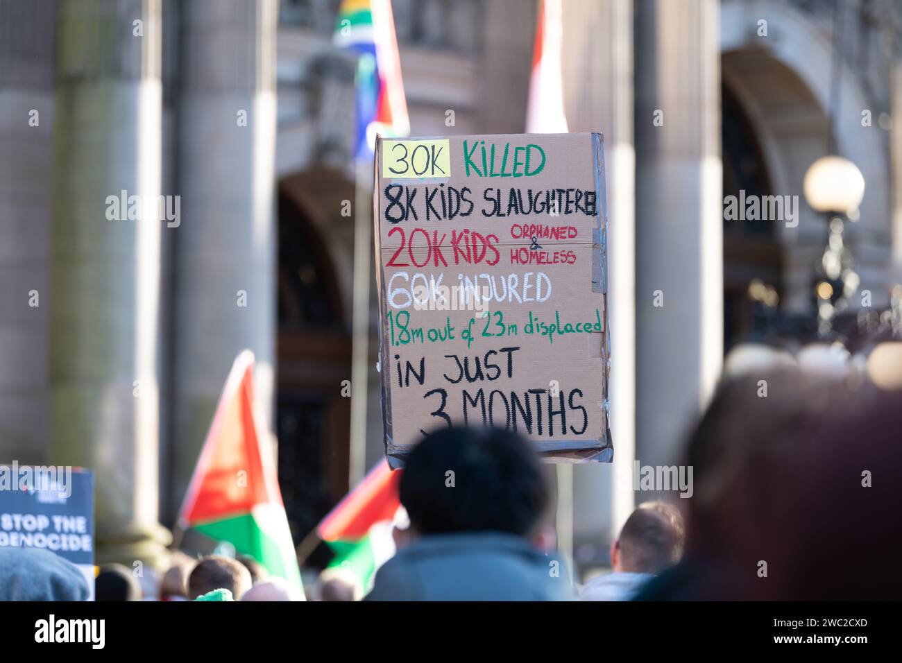 Glasgow, Scozia, Regno Unito. 13 gennaio 2024. I manifestanti si sono riuniti al di fuori delle camere cittadine di George Square, partecipando alla giornata globale d'azione per Gaza, chiedendo un immediato cessate il fuoco a Gaza. Crediti: Kay Roxby/Alamy Live News Foto Stock