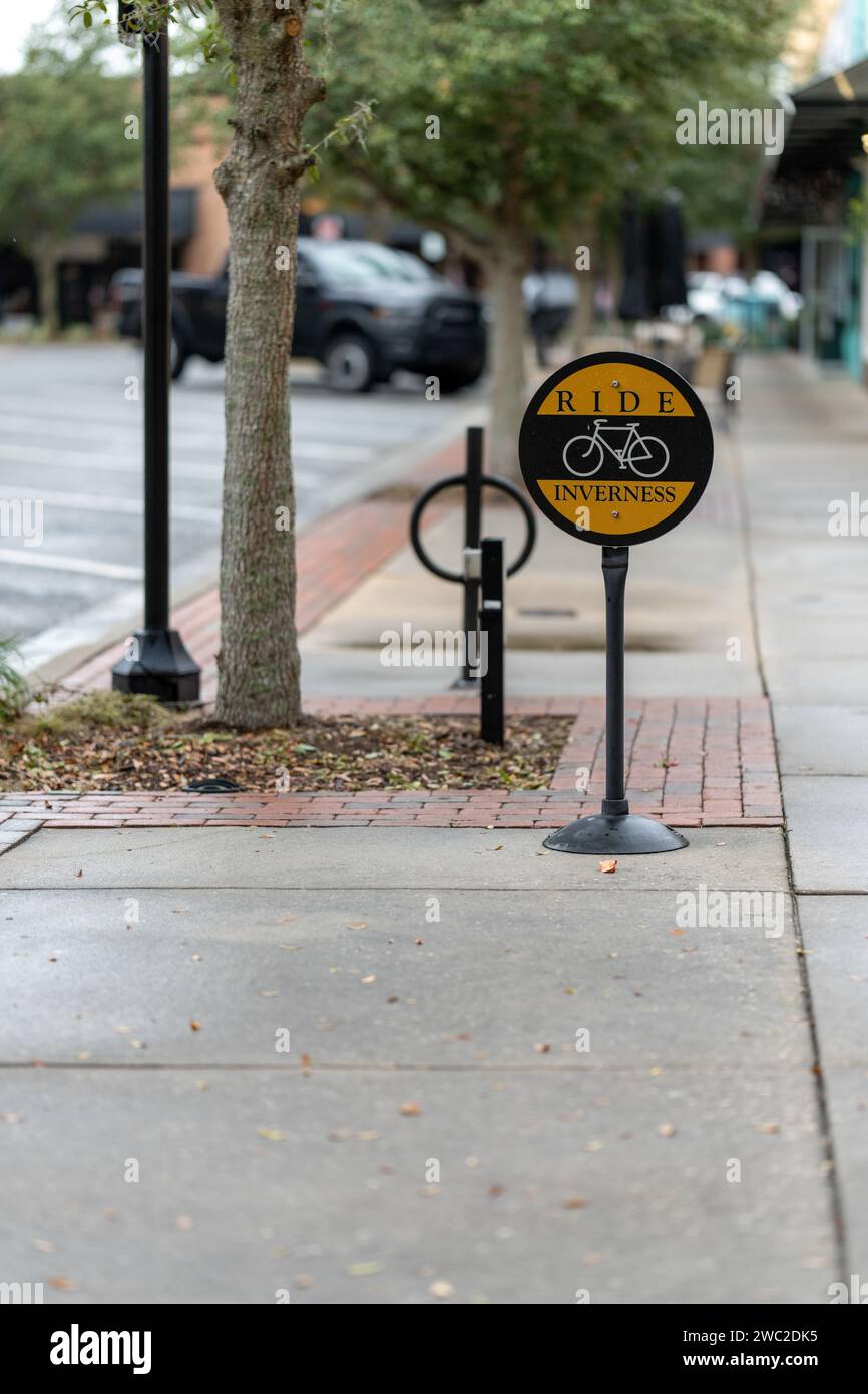 Segnaletica che incoraggia la bicicletta nel centro storico di Inverness, Florida Foto Stock