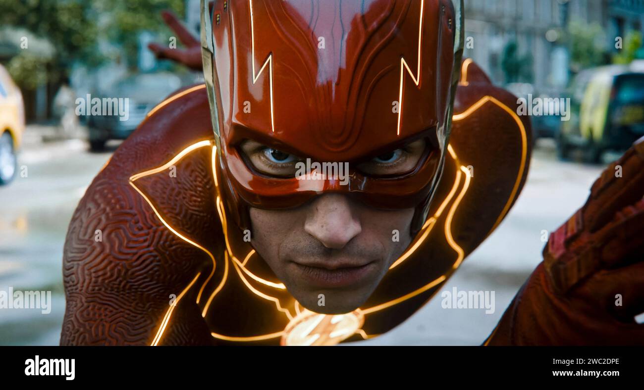 The Flash (2023) diretto da Andy Muschietti e interpretato da Ezra Miller nel ruolo di Barry Allen che usa la sua super velocità per cambiare il passato, ma il suo tentativo di salvare la sua famiglia crea un mondo senza supereroi, costringendolo a correre per la sua vita al fine di salvare il futuro. Fotografia pubblicitaria ***SOLO USO EDITORIALE***. Credito: BFA / Warner Bros Foto Stock