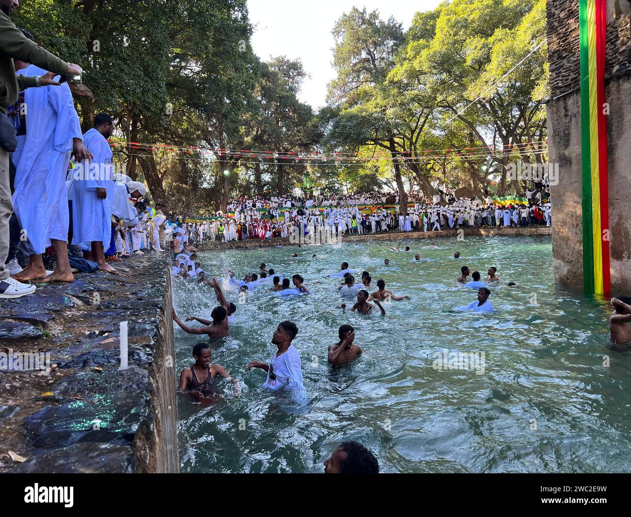 Gondar, Etiopia, 19 gennaio 2023; folla intorno al bagno Fasiladas che celebra Timkat, una celebrazione ortodossa etiope a Gondar, Etiopia, adorazione Foto Stock