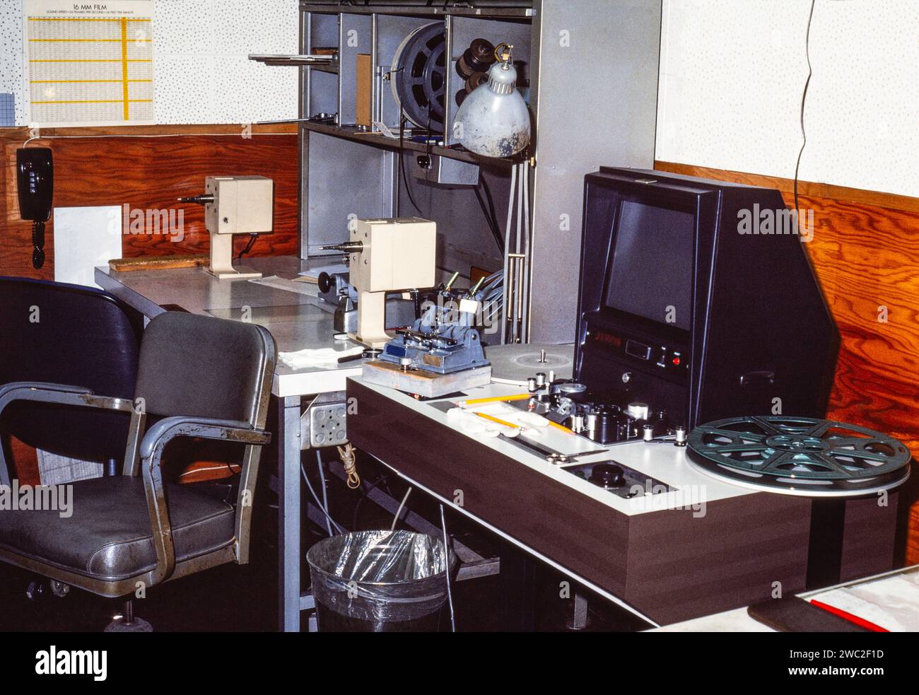 Fotografia vintage con pellicola granulosa della postazione di lavoro della postazione di montaggio film. Girato su pellicola nel marzo 1983. Foto Stock