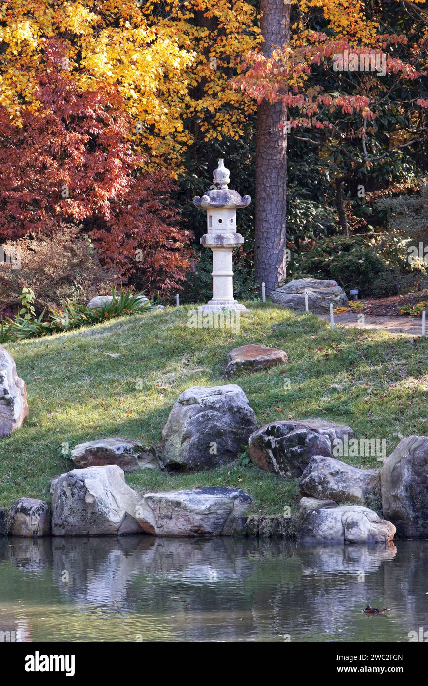 Lanterna Giapponese ai Duke Gardens, situata nel campus della Duke University a Durham, Carolina del Nord Foto Stock