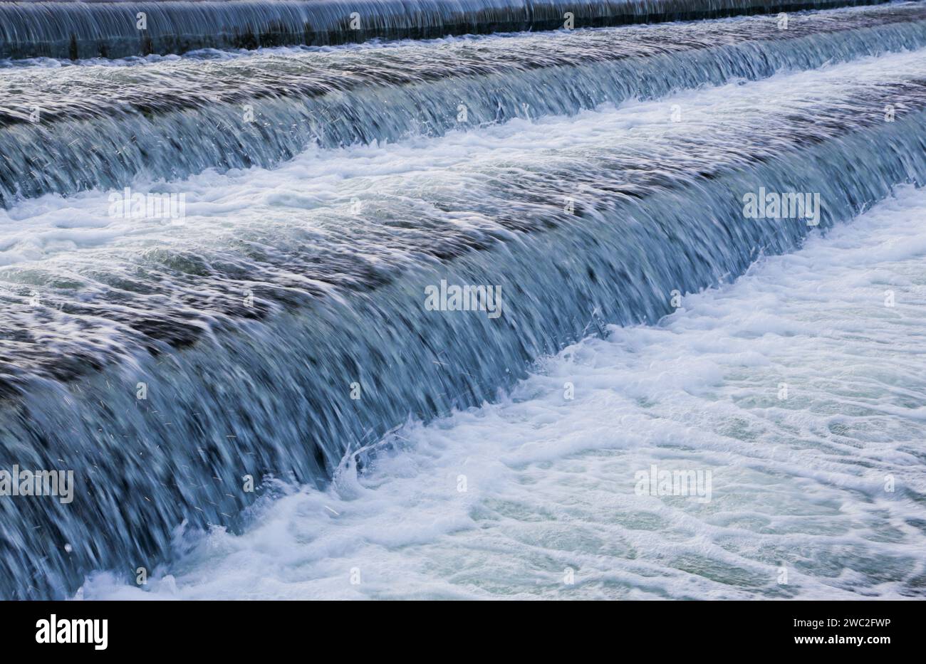 Flusso d'acqua verso il basso da un corpo d'acqua. Foto Stock