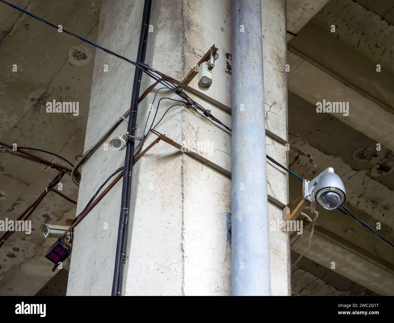 Telecamere CCTV sul supporto del ponte Foto Stock