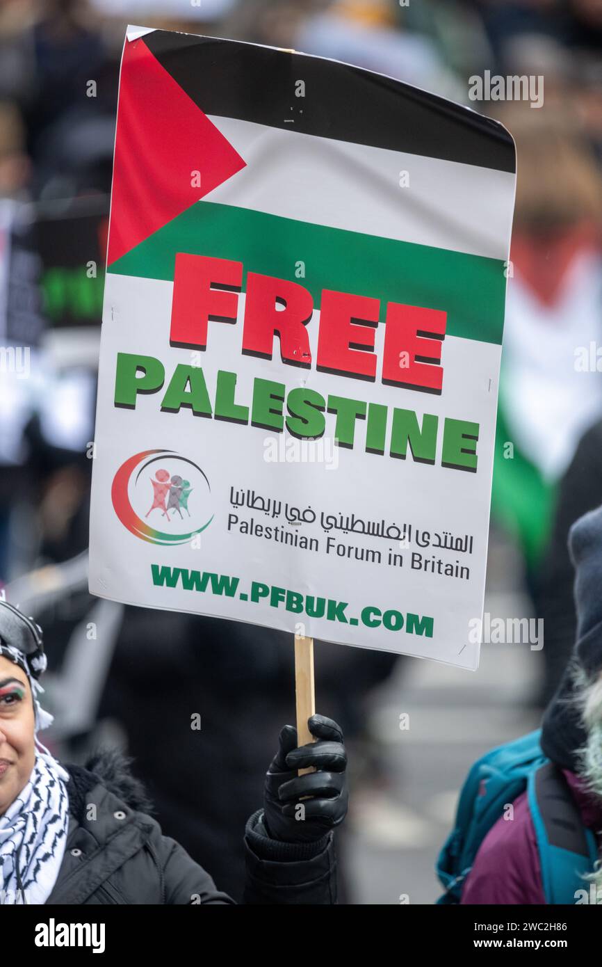 13/01/2024. Londra, Regno Unito. Migliaia di manifestanti pro-palestinesi partecipano a una manifestazione organizzata dall'organizzazione palestinese Solidarity UK nel centro di Londra, mentre il conflitto tra palestinesi e israeliani continua. Sabato 7 ottobre 2023, Hamas ha lanciato un grande attacco in Israele. Crediti fotografici: Ray Tang/ Foto Stock