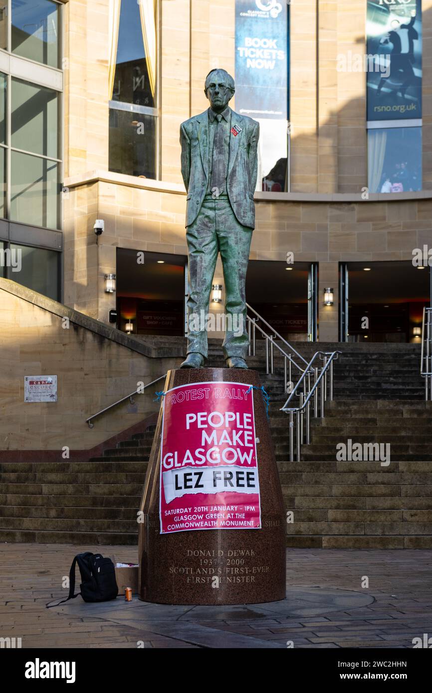 Poster promozionale anti Glasgow LEZ sulla statua di Donald Dewar per "People Make Glasgow LEZ free" sabato 20 gennaio 2024 a Glasgow Green, Scozia, Regno Unito Foto Stock
