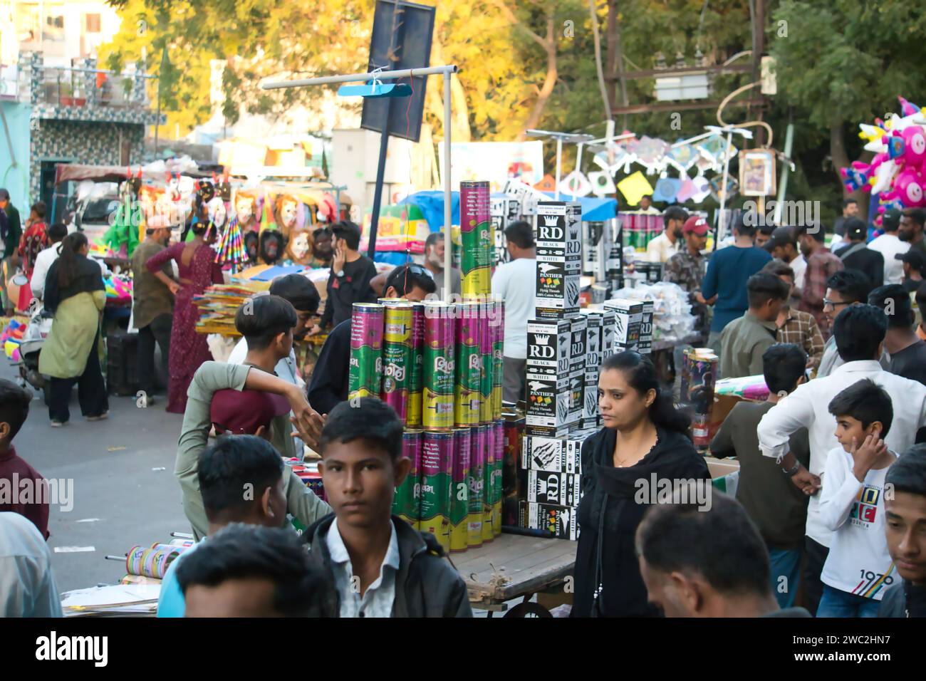 Rajkot, India. 13 gennaio 2024. Una pila di diversi tipi di stringhe sul tavolo da vendere, Uttarayan 2024. Crediti: Nasirkhan Davi/Alamy Live News Foto Stock