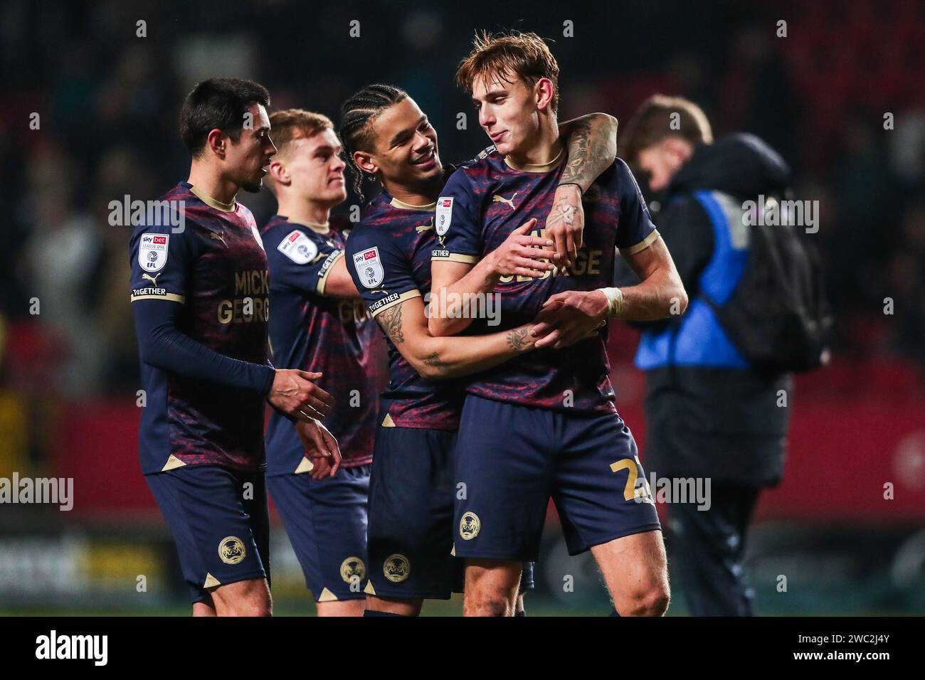 Hector Kyprianou del Peterborough United festeggia dopo il fischio finale insieme a Jadel Katongo del Peterborough United durante la partita della Sky Bet League One a The Valley, Londra. Data immagine: Sabato 13 gennaio 2024. Foto Stock