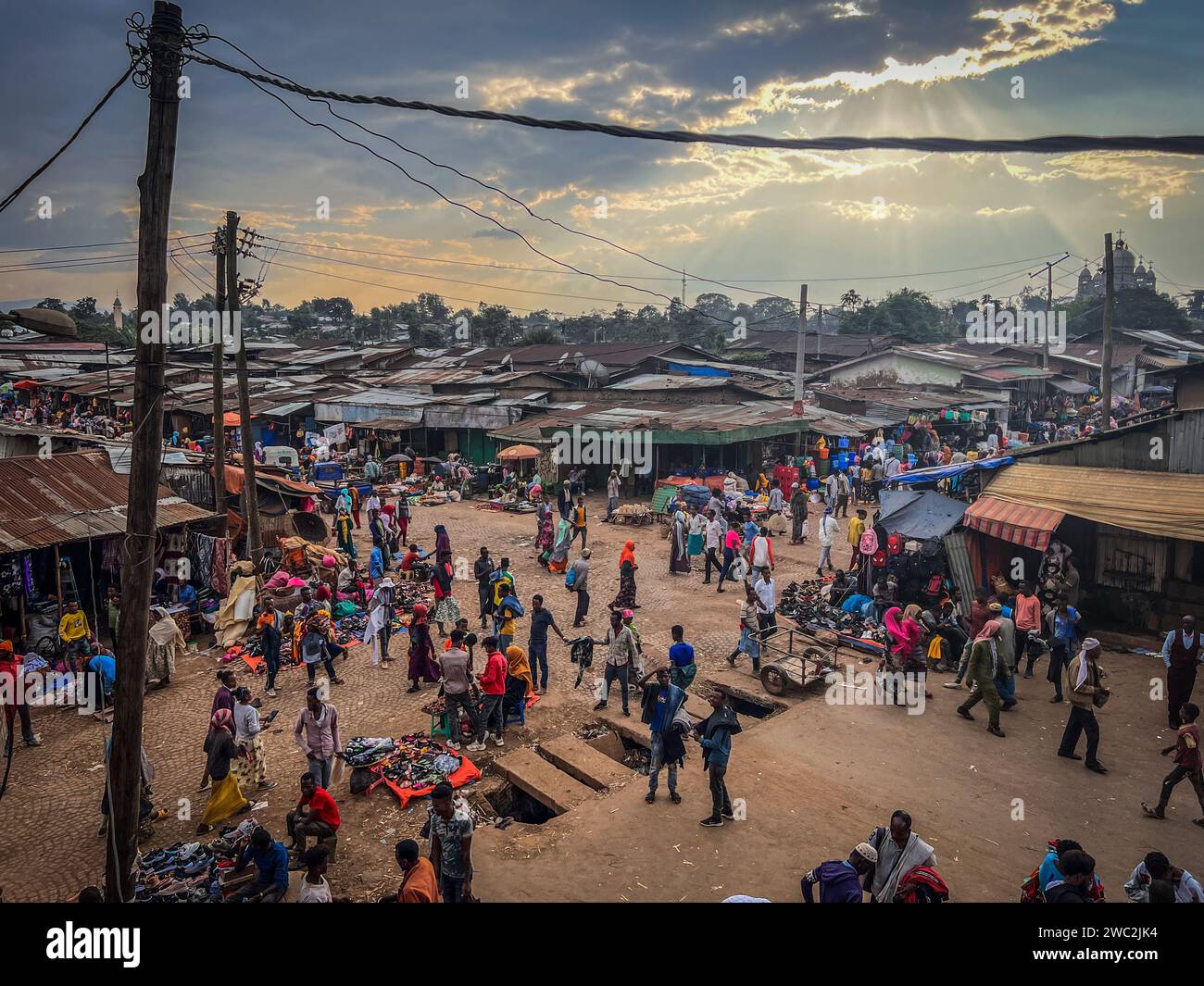 Jimma, Etiopia, 17 gennaio 2023: Paesaggio della città di Jimma con la folla e i mercati Foto Stock