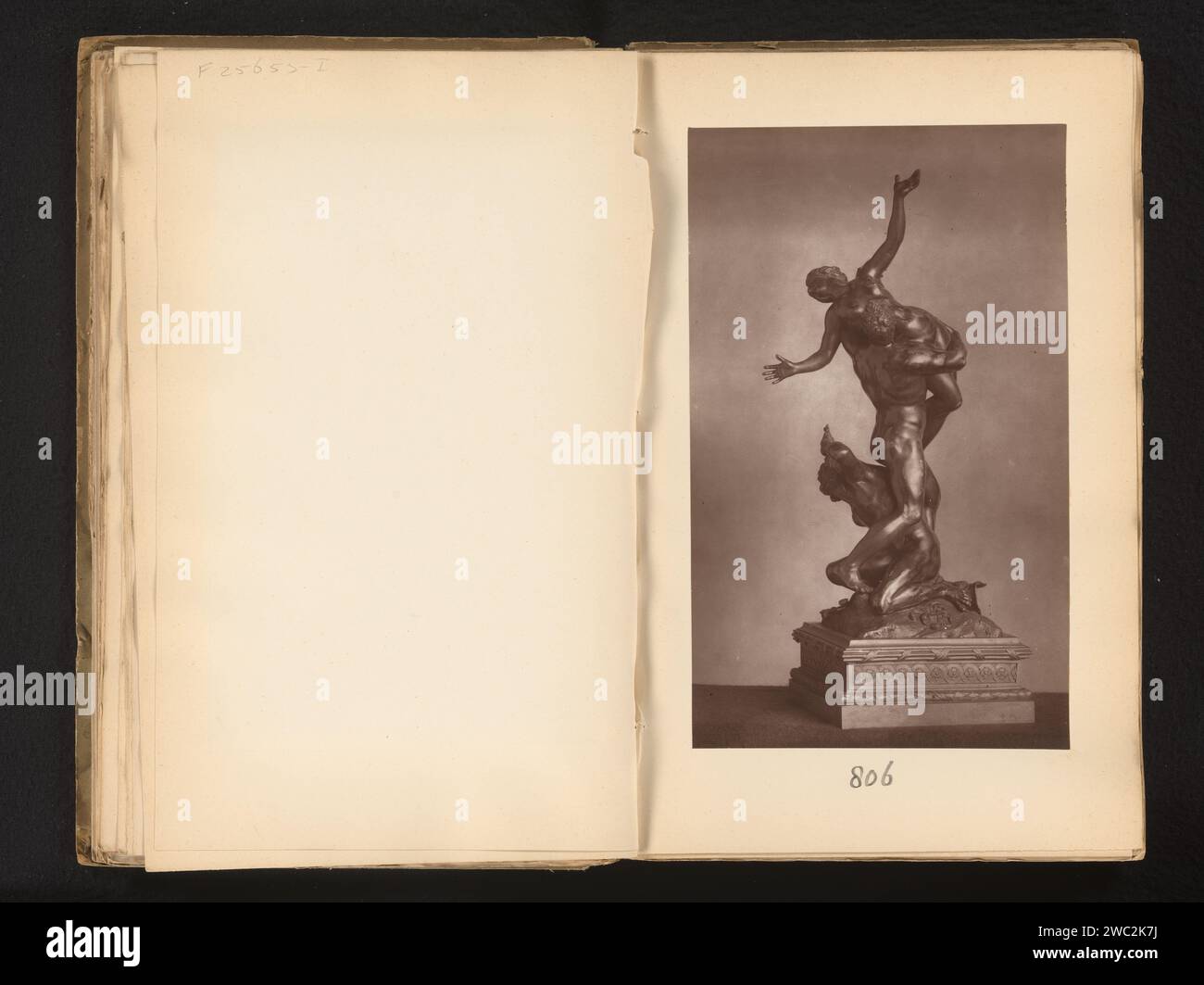 Statua in bronzo del tetto di Helena, della collezione di Christopher Beckett Denison, Anonimo, c. 1880 - in o prima del 1885 stampa fotomeccanica pezzo di carta di scultura (+ metalli preziosi  arti). Preludio alla guerra di Troia: La storia d'amore di Parigi (chiamata anche Alessandro) e Elena Foto Stock