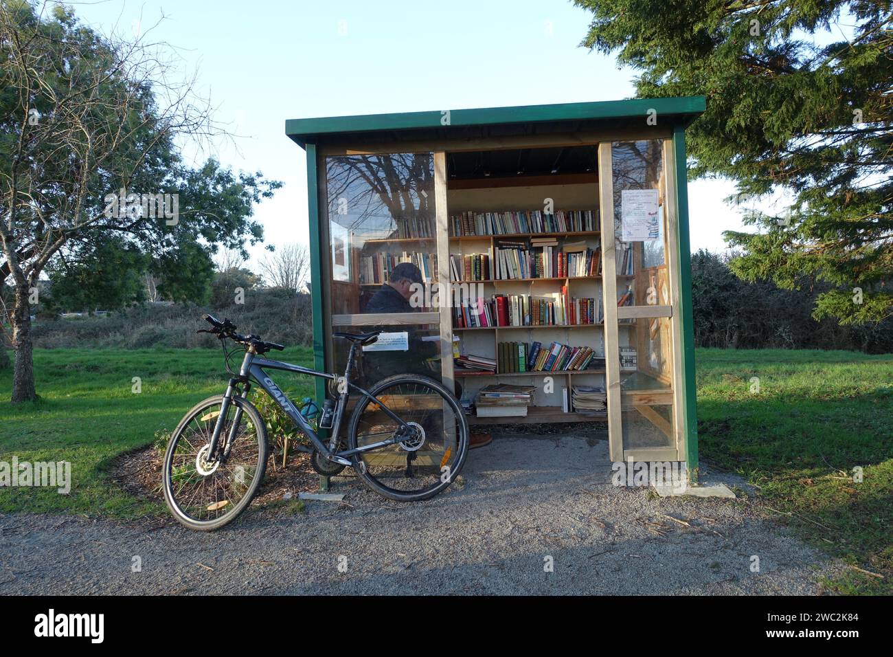 Biblioteca e bicicletta nel mezzo della campagna Foto Stock