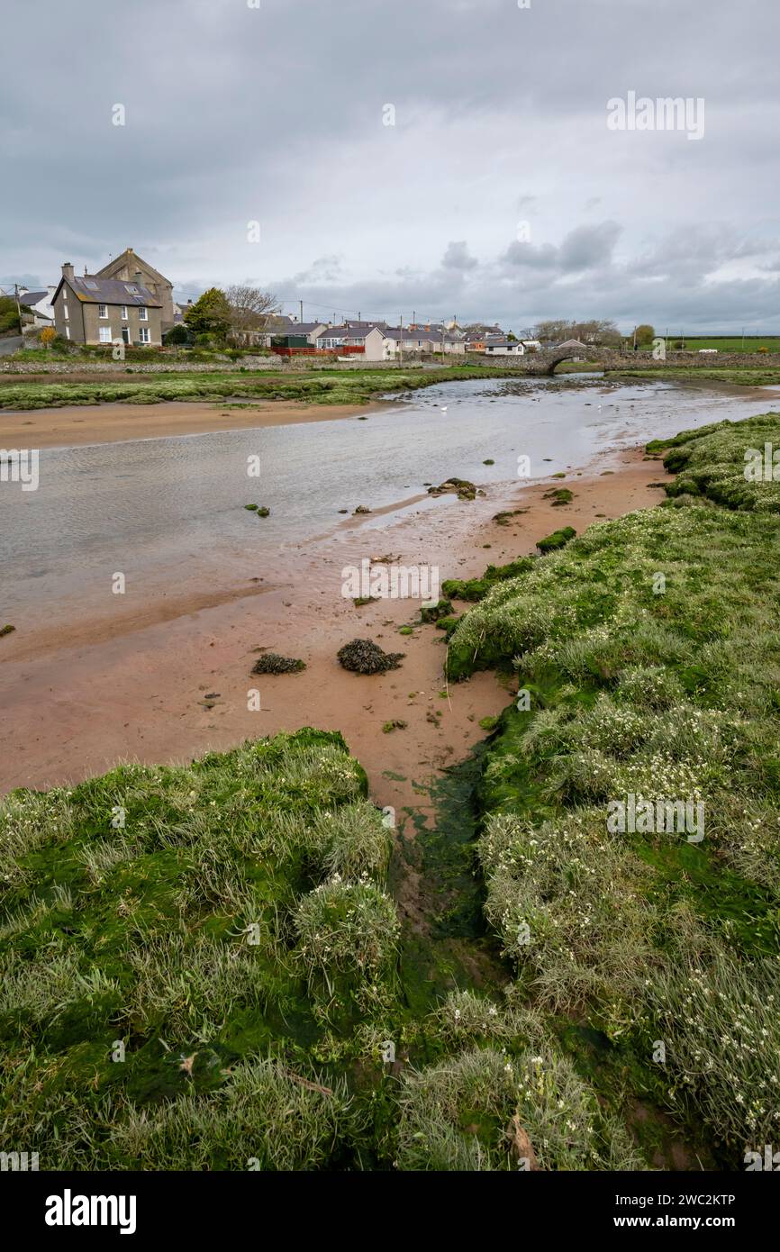 Il villaggio di Aberffraw sulla costa occidentale di Anglesey, Galles del Nord. Case accanto all'Afon Ffraw. Foto Stock