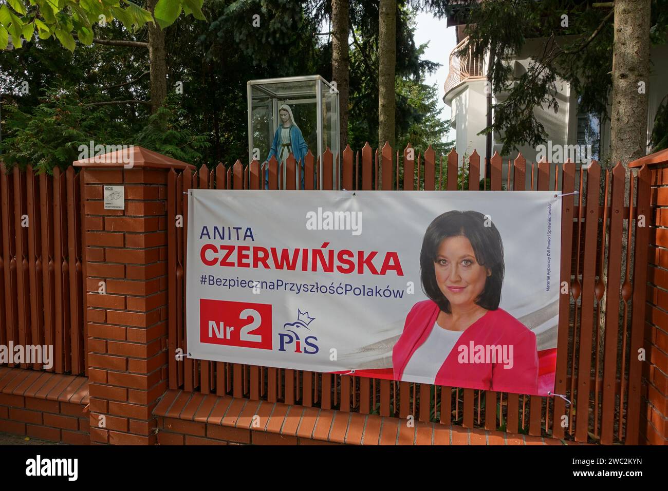 Manifesti per le strade per le elezioni parlamentari polacche Foto Stock