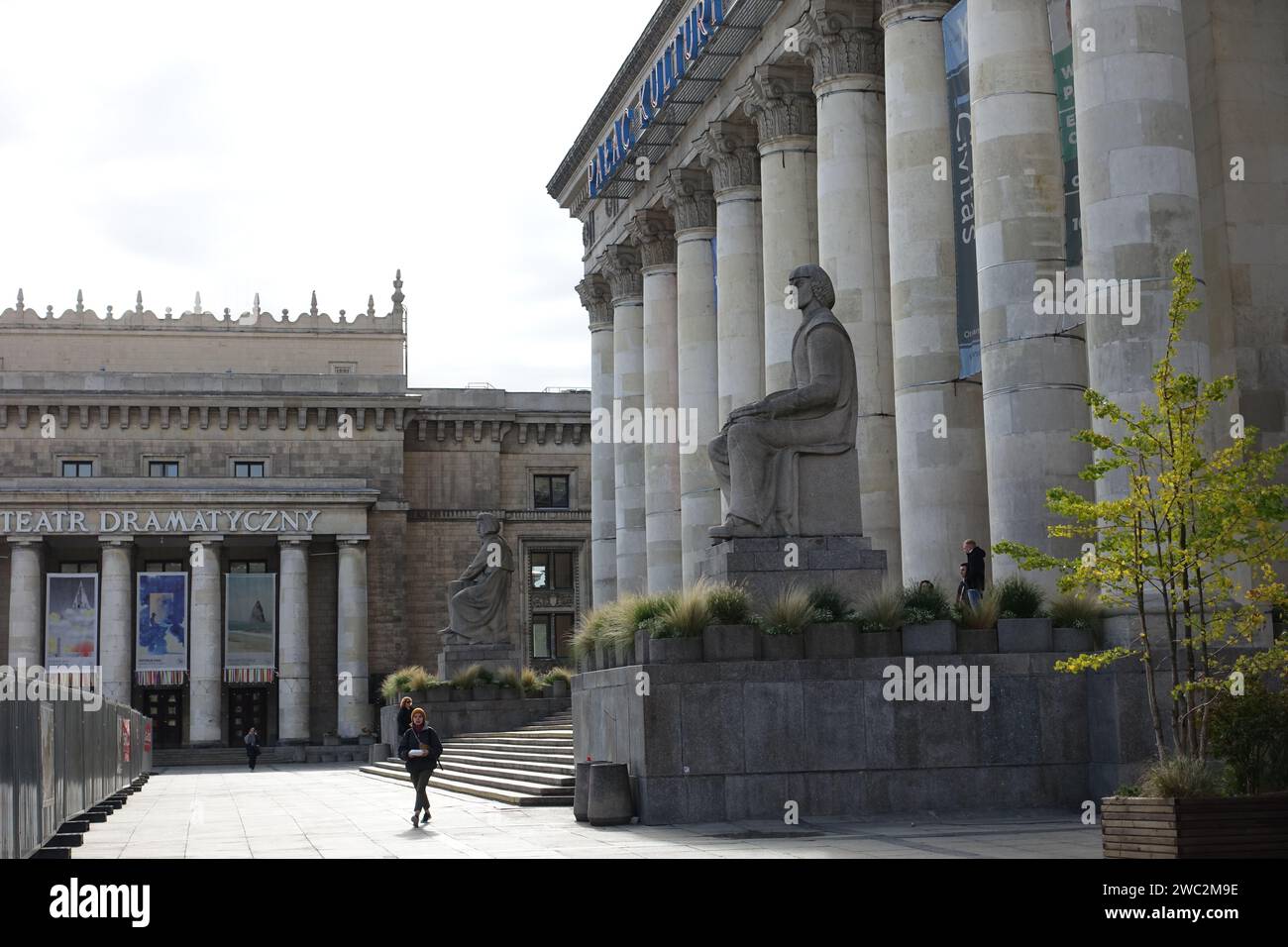 Statua del Palazzo della Cultura, monumento dell'architettura socialista a Varsavia Foto Stock