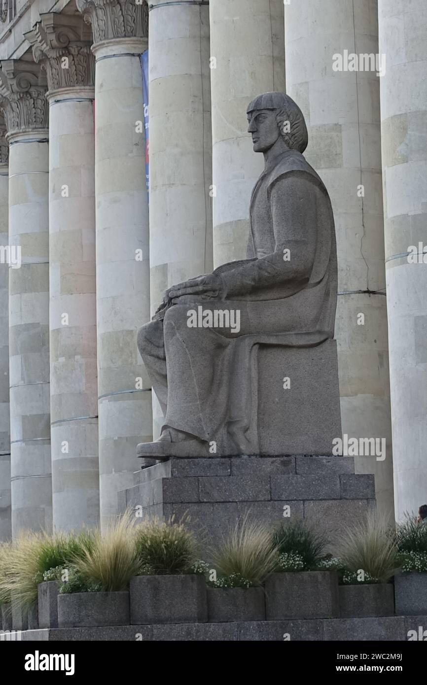 Statua del Palazzo della Cultura, monumento dell'architettura socialista a Varsavia Foto Stock