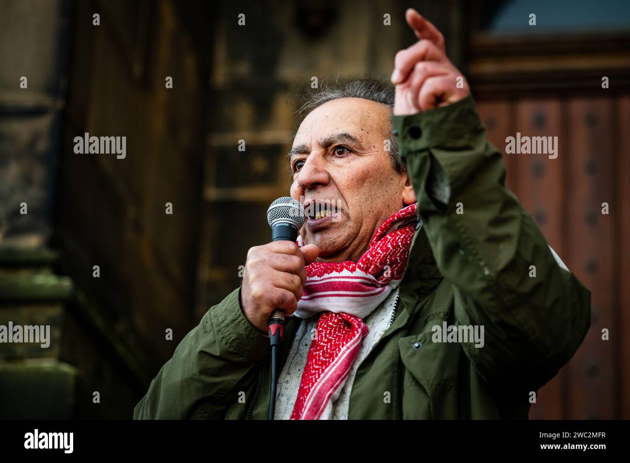 Edimburgo, Scozia. Sab 13 gennaio 2024. I manifestanti si riuniscono al tumulo di Edimburgo chiedendo un immediato cessate il fuoco nel conflitto di Gaza. La protesta proseguì fino a Bute House, la residenza ufficiale del primo ministro di Scozia, a Charlotte Square. La manifestazione è stata organizzata dalla Scottish Palestine Solidarity Campaign come parte di una giornata globale d'azione. Foto Stock