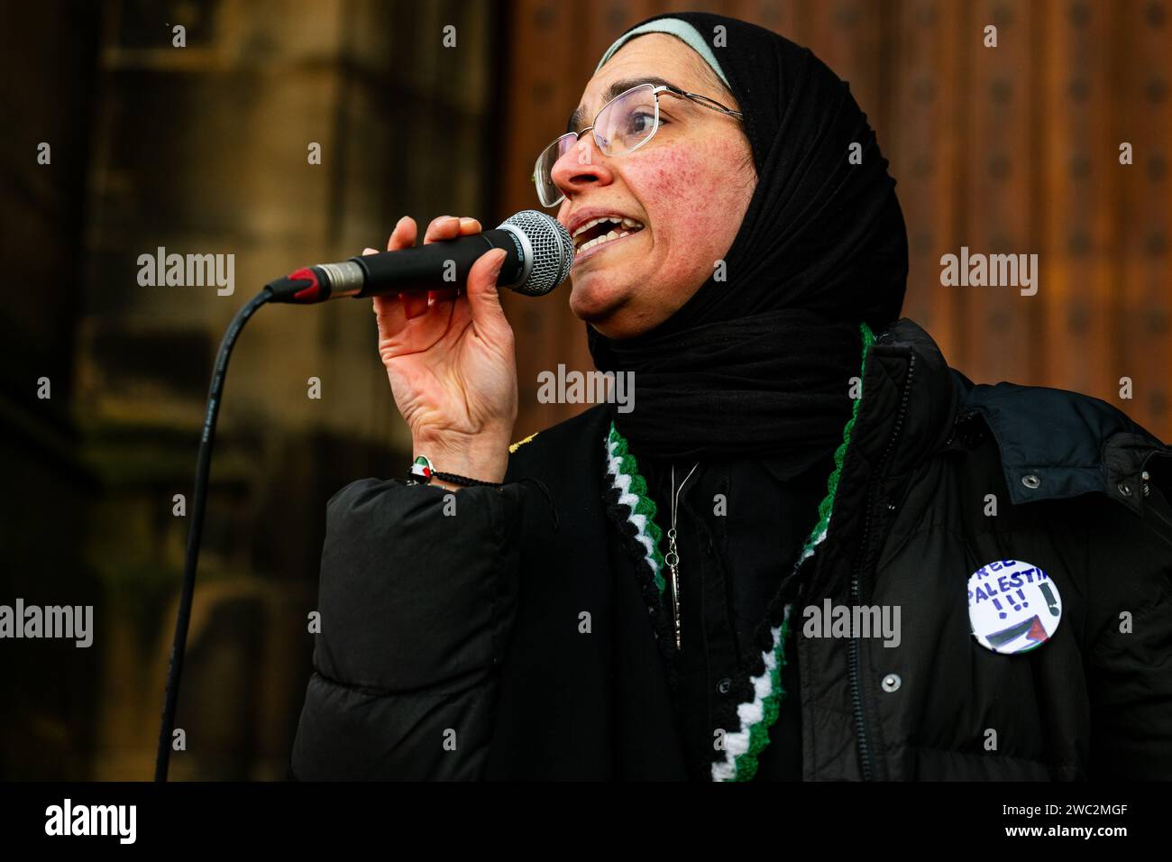 Edimburgo, Scozia. Sab 13 gennaio 2024. I manifestanti si riuniscono al tumulo di Edimburgo chiedendo un immediato cessate il fuoco nel conflitto di Gaza. La protesta proseguì fino a Bute House, la residenza ufficiale del primo ministro di Scozia, a Charlotte Square. La manifestazione è stata organizzata dalla Scottish Palestine Solidarity Campaign come parte di una giornata globale d'azione. Foto Stock