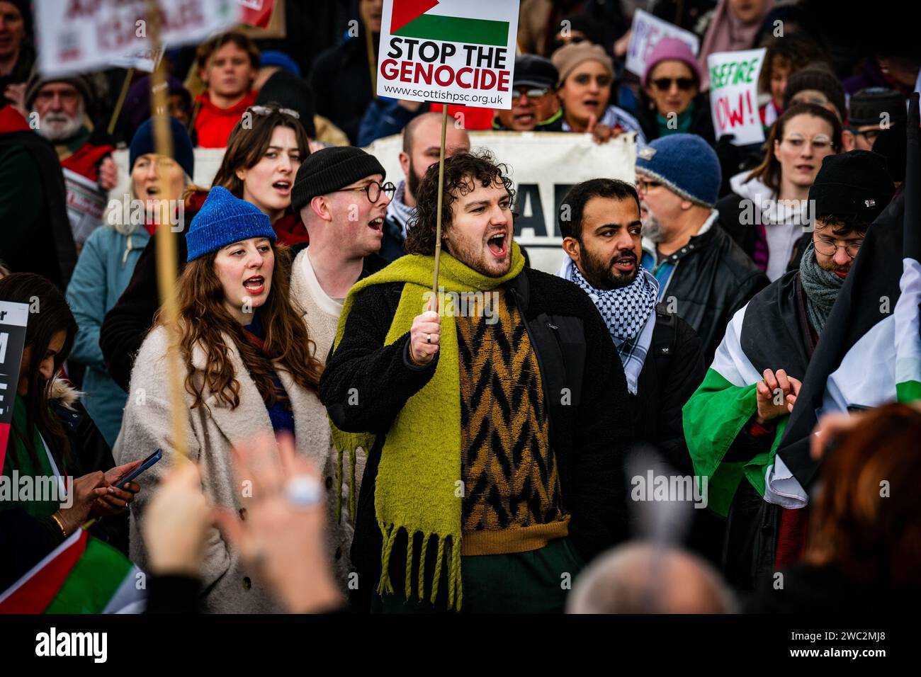 Edimburgo, Scozia. Sab 13 gennaio 2024. I manifestanti si riuniscono al tumulo di Edimburgo chiedendo un immediato cessate il fuoco nel conflitto di Gaza. La protesta proseguì fino a Bute House, la residenza ufficiale del primo ministro di Scozia, a Charlotte Square. La manifestazione è stata organizzata dalla Scottish Palestine Solidarity Campaign come parte di una giornata globale d'azione. Foto Stock