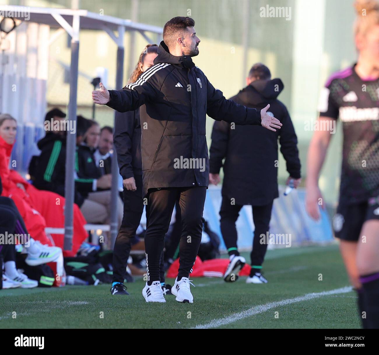 San Pedro del Pinatar, Spagna. 12 gennaio 2024. L'allenatore Roger Lamesa del Granada CF nella foto di venerdì 11 gennaio 2024 a San Pedro del Pinatar, in Spagna, durante una partita di calcio femminile amichevole tra il Bayern Monaco e il Granada CF. Credito: Sportpix/Alamy Live News Foto Stock