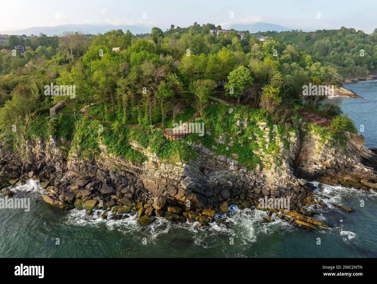 Il castello di Ceneviz è stato costruito su una scogliera situata tra due baie, 2.5 chilometri a ovest del distretto di Düzce Akçakoca in turchia. Foto Stock