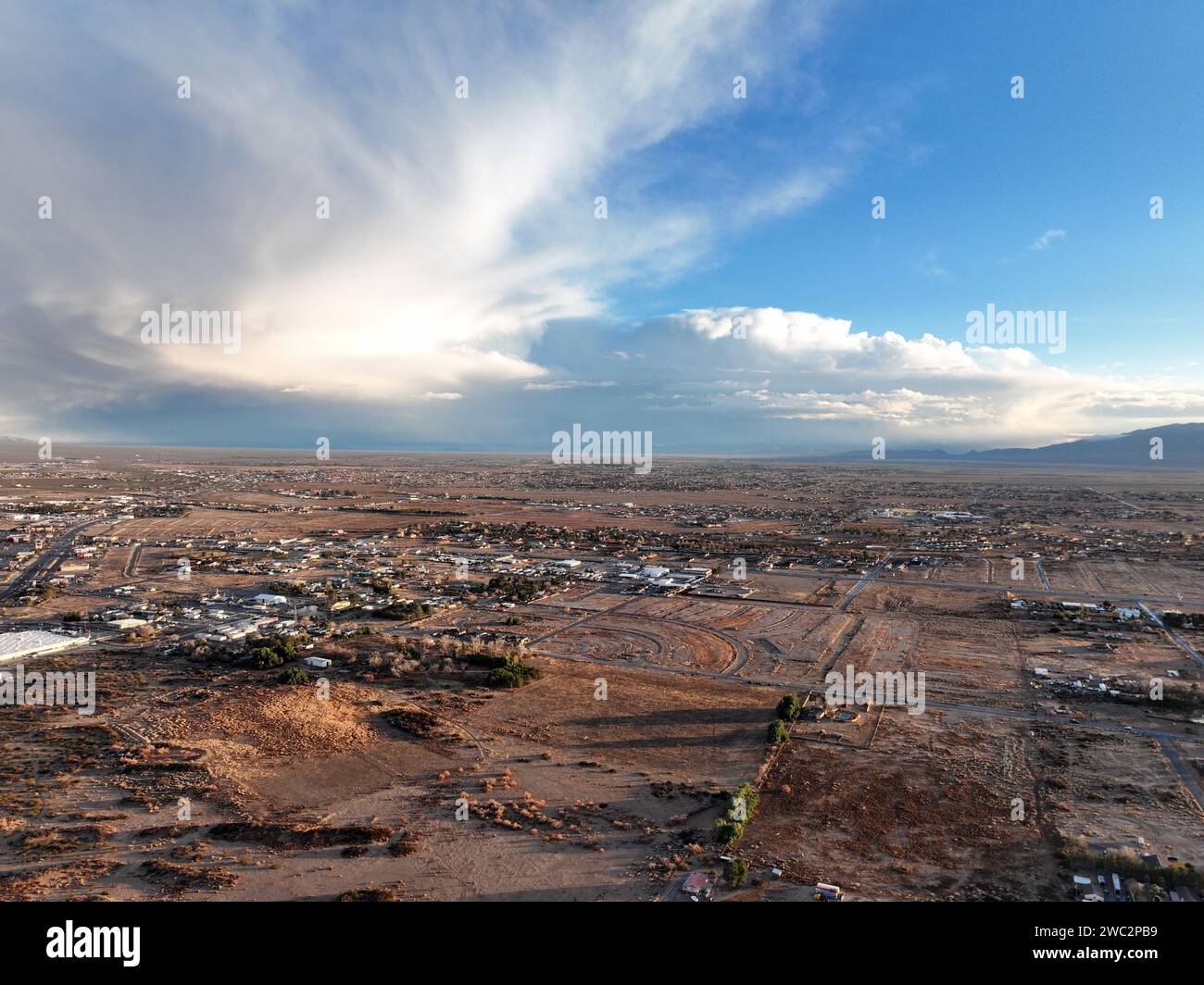 Una vista aerea di una città nel deserto con un cielo nuvoloso sopra. Pahrump, Nevada Foto Stock