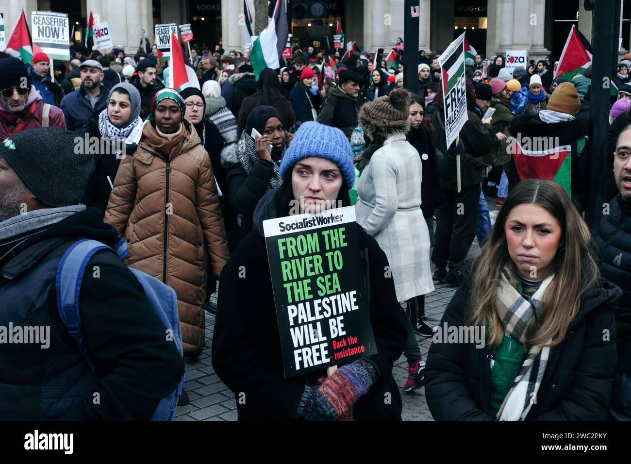 Londra, Regno Unito. 13 gennaio 2024 molte migliaia di persone hanno marciato per le strade a sostegno della Palestina e dello Yemen contro i recenti scioperi condotti dal Regno Unito/Stati Uniti. Questa è la prima grande protesta del 2024, e ha visto una grande affluenza alle urne nonostante il freddo. © Amstel Adams/ Alamy Live News Foto Stock