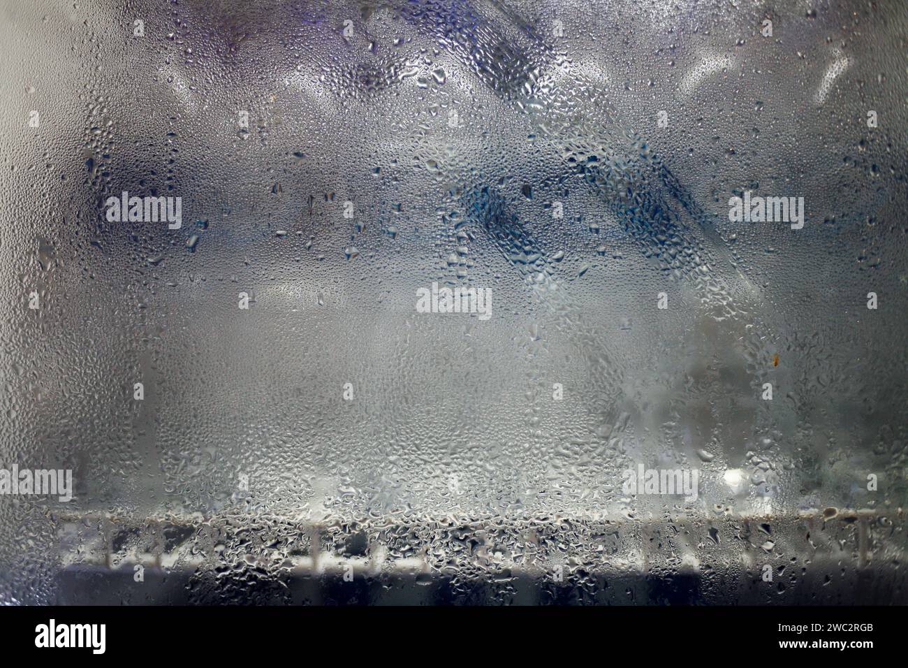 Primo piano della condensa d'acqua nel vetro del frigorifero. Frigorifero in vetro smerigliato freddo Foto Stock
