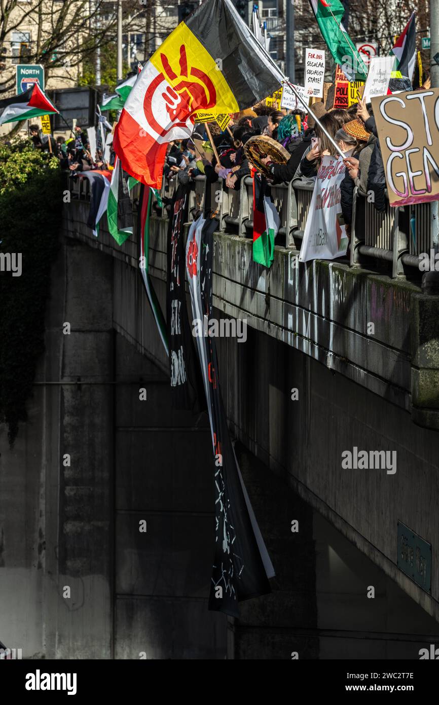 Seattle, WA - 6 gennaio 2024 - i manifestanti chiudono la superstrada i-5 con un raduno della Palestina libera Foto Stock