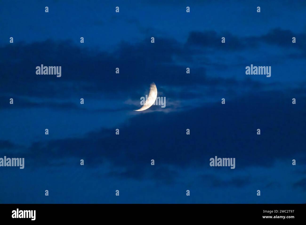 Ambientando la luna a mezzaluna sul Wisconsin settentrionale. Foto Stock