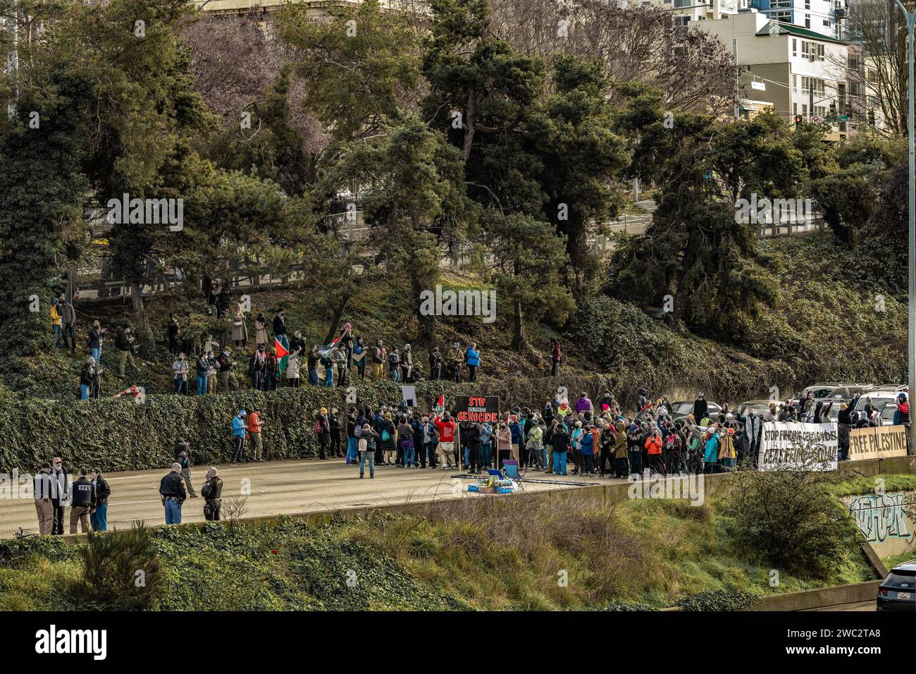 Seattle, WA - 6 gennaio 2024 - i manifestanti chiudono la superstrada i-5 con un raduno della Palestina libera Foto Stock