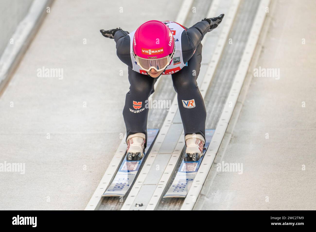 La tedesca Armbruster Natalie gareggia durante il Women's Ski Jumping HS 106 alla Fis Nordic Combined World Cup a Oberstdorf il 13 gennaio 2024 Foto Stock