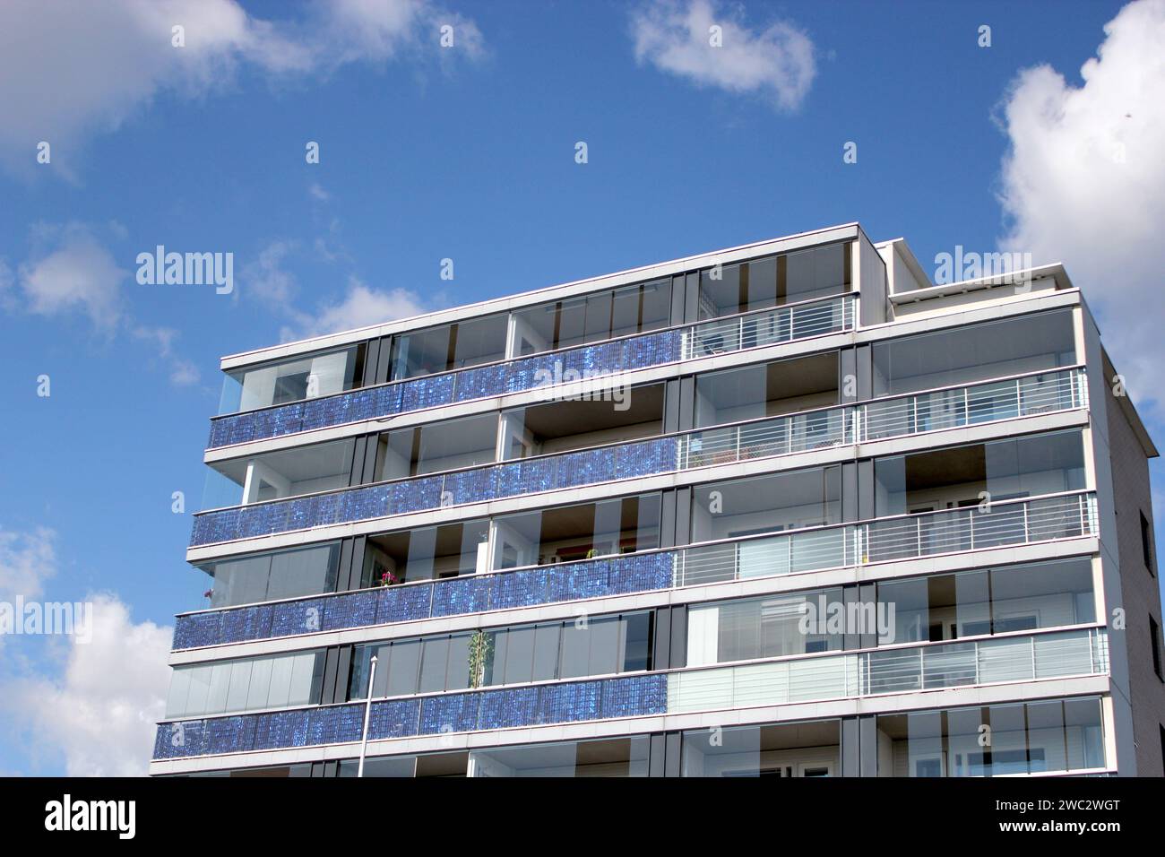 Pannelli solari sui balconi di un condominio a Tilanhoitajankaari, Viikki, Helsinki, Finlandia Foto Stock