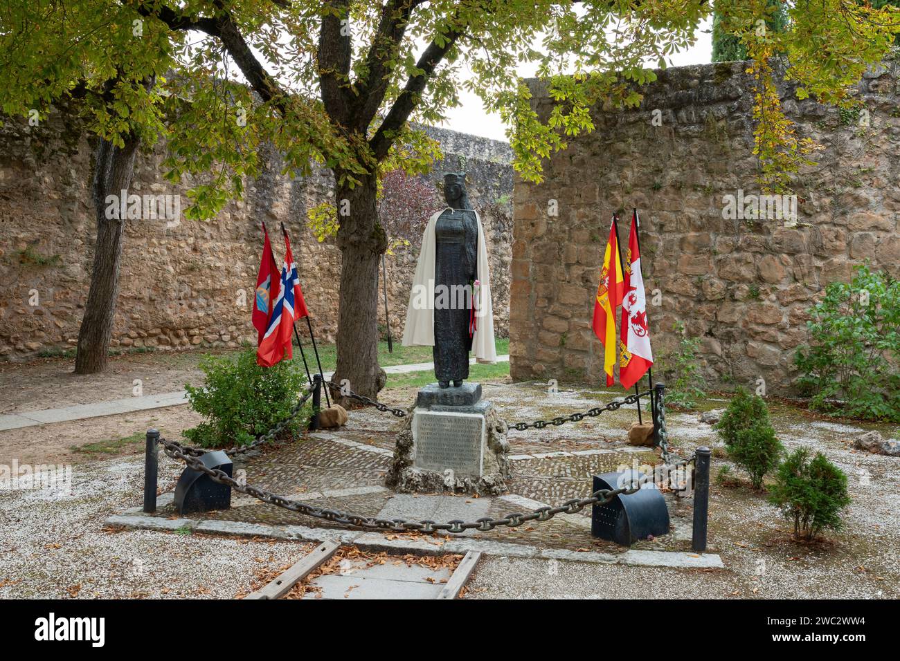 Statua dell'infanta Cristina dell'artista Brit Sørensen nel villaggio di Covarrubias in Castiglia e León, Spagna. Il pittoresco villaggio, ora la sorella Foto Stock