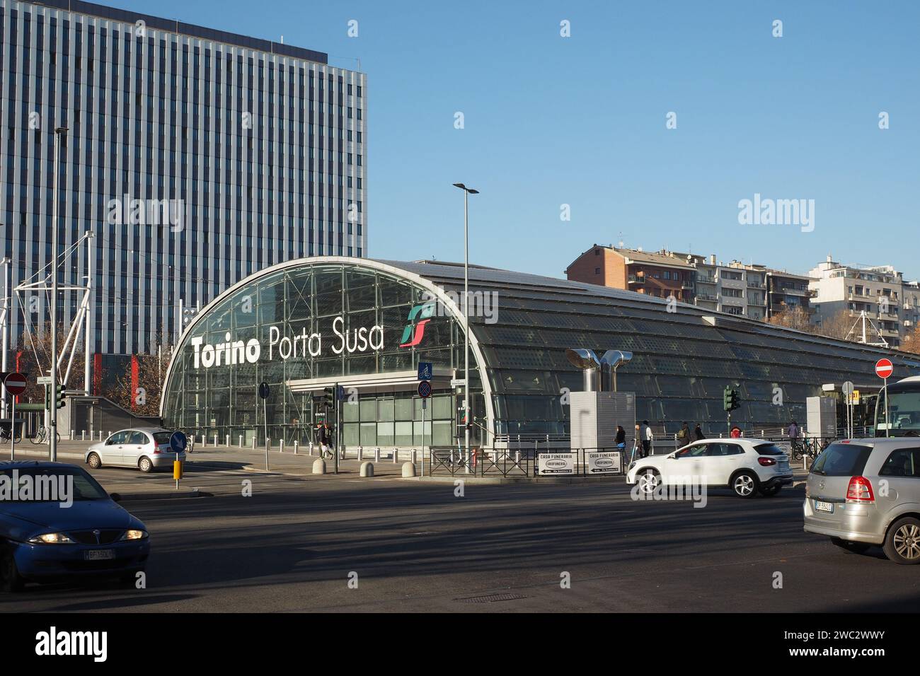 TORINO, ITALIA - 19 DICEMBRE 2023: Stazione ferroviaria di Torino porta Susa Foto Stock