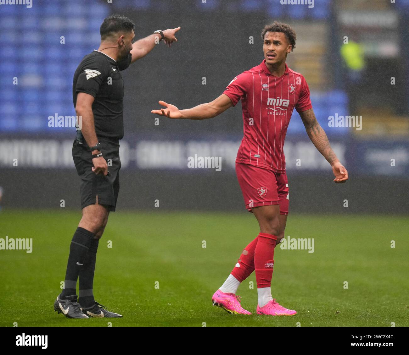 Bolton, Regno Unito. 13 gennaio 2024. L'arbitro Sunny Singh Gill istruisce Elliot Bonds di Cheltenham Town durante la partita di Sky Bet League 1 Bolton Wanderers vs Cheltenham Town al Toughsheet Community Stadium, Bolton, Regno Unito, il 13 gennaio 2024 (foto di Steve Flynn/News Images) a Bolton, Regno Unito il 1/13/2024. (Foto di Steve Flynn/News Images/Sipa USA) credito: SIPA USA/Alamy Live News Foto Stock