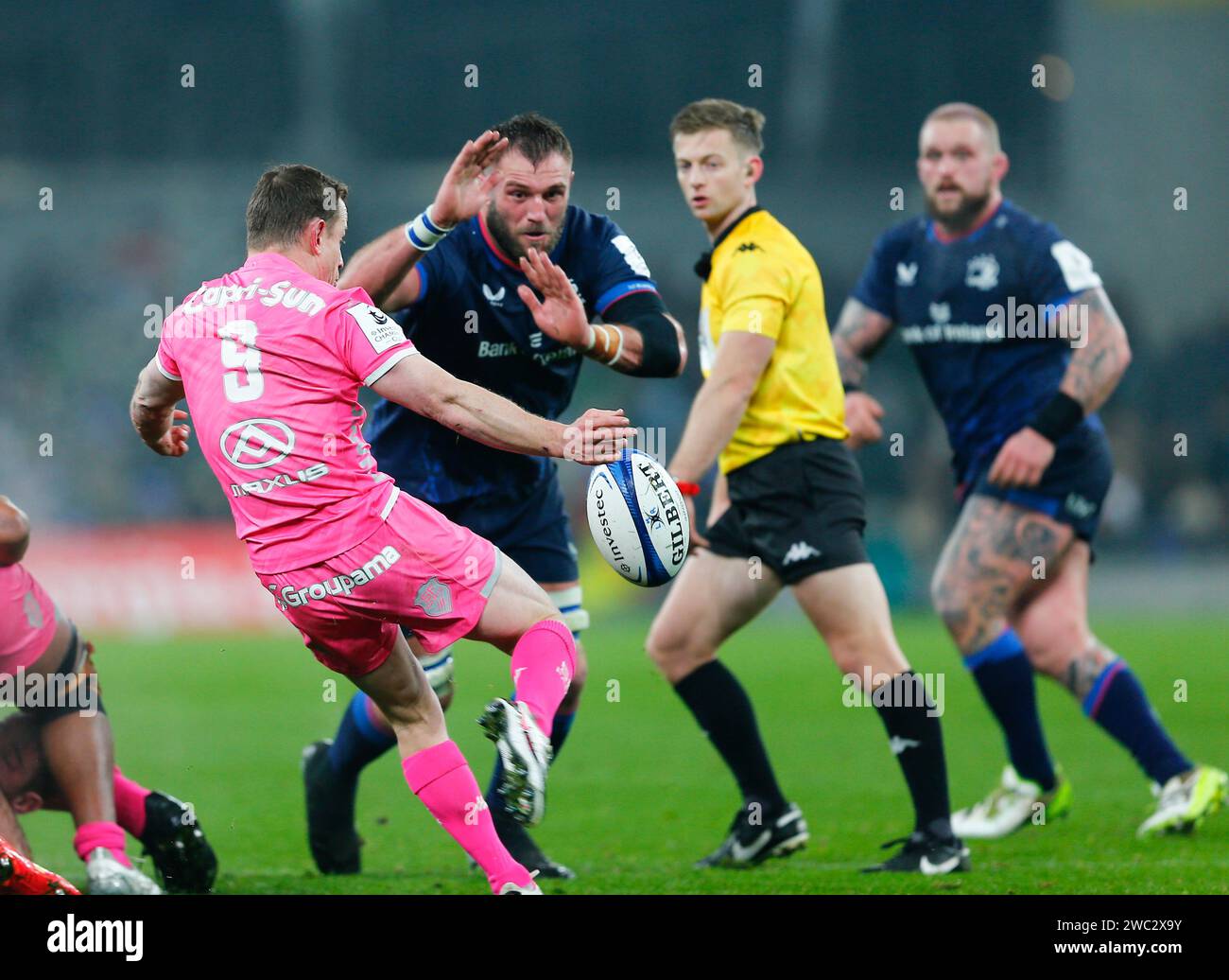 Aviva Stadium, Dublino, Irlanda. 13 gennaio 2024. Investec Champions Cup Rugby, Leinster contro Stade Francais; Brad Weber dello Stade Francais calcia la palla dietro lo scrum credito: Action Plus Sports/Alamy Live News Foto Stock