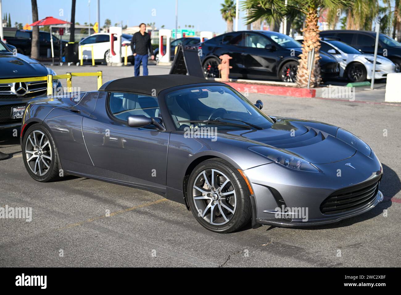 Una Tesla Roadster (prima generazione) con targa "VIN1047" è parcheggiata presso una concessionaria Tesla, venerdì 24 novembre 2023, a Buena Park, Calif Foto Stock