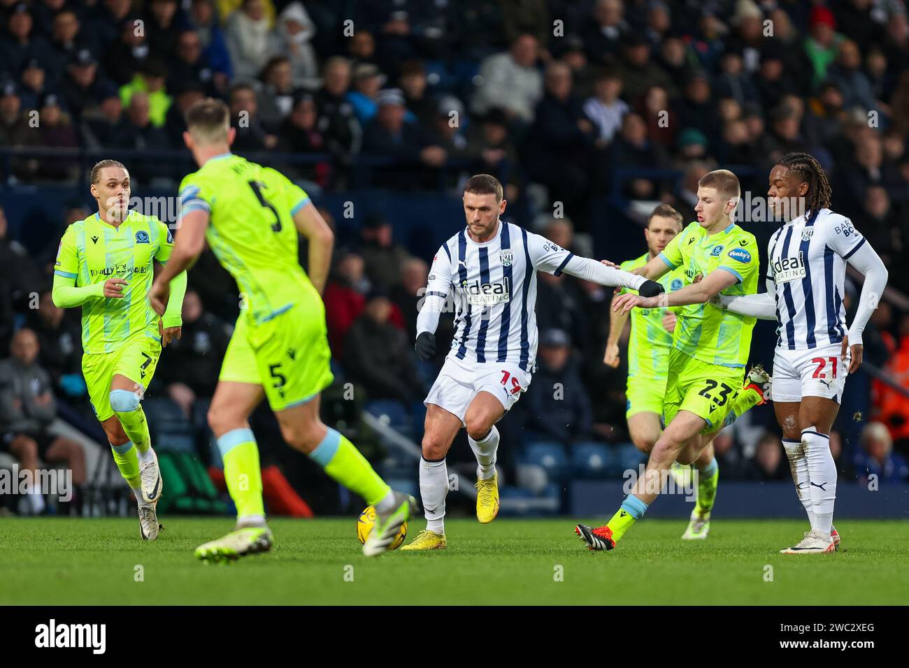 West Bromwich, Regno Unito. 13 gennaio 2024. John Swift di West Bromwich Albion sul pallone durante l'EFL Sky Bet Championship match tra West Bromwich Albion e Blackburn Rovers agli Hawthorns, West Bromwich, Inghilterra il 13 gennaio 2024. Foto di Stuart Leggett. Solo per uso editoriale, licenza necessaria per uso commerciale. Nessun utilizzo in scommesse, giochi o pubblicazioni di un singolo club/campionato/giocatore. Credito: UK Sports Pics Ltd/Alamy Live News Foto Stock