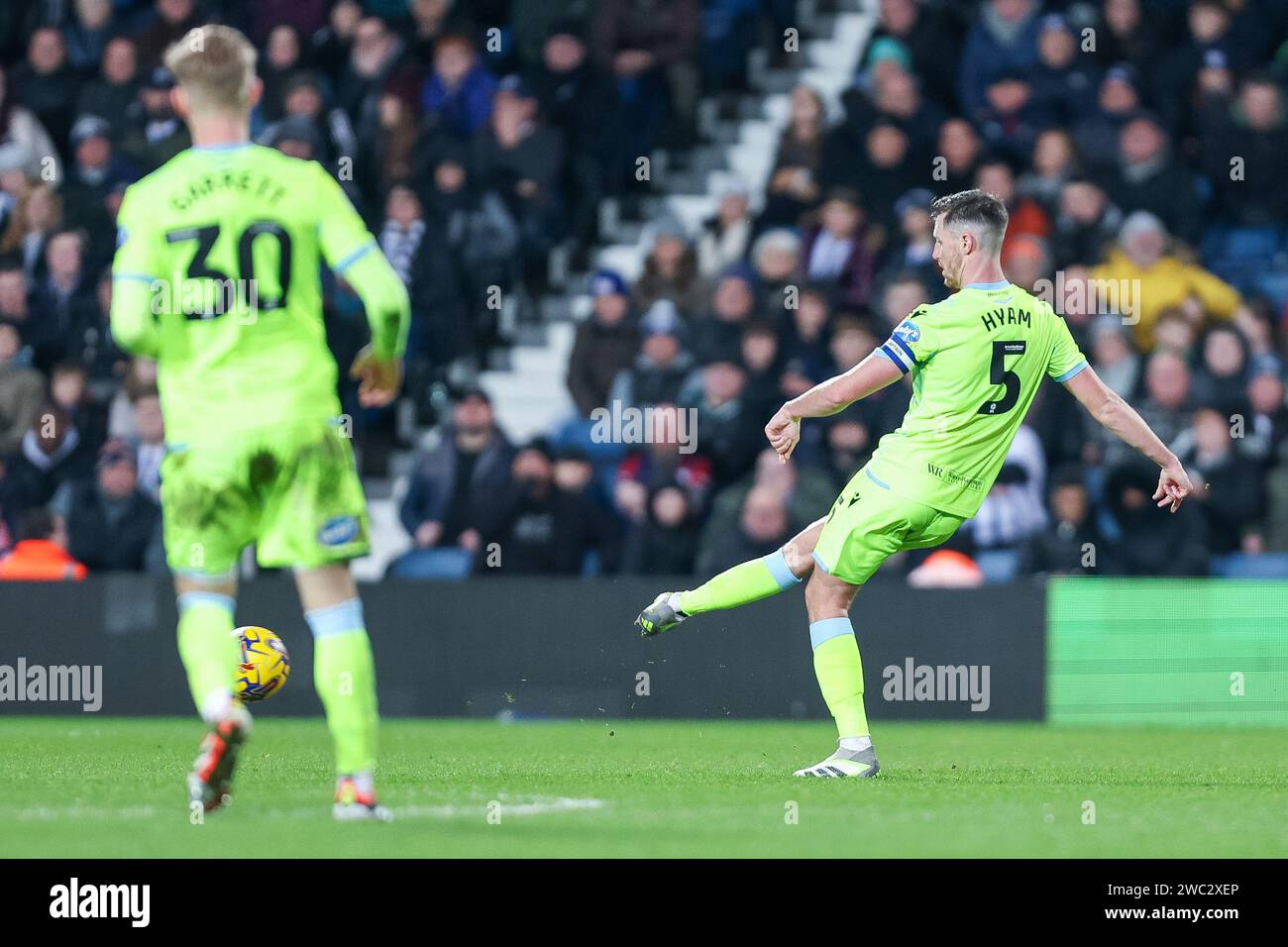 West Bromwich, Regno Unito. 13 gennaio 2024. Il capitano del Blackburn, Dominic Hyam passa il pallone durante la partita dell'EFL Sky Bet Championship tra West Bromwich Albion e Blackburn Rovers agli Hawthorns, West Bromwich, Inghilterra, il 13 gennaio 2024. Foto di Stuart Leggett. Solo per uso editoriale, licenza necessaria per uso commerciale. Nessun utilizzo in scommesse, giochi o pubblicazioni di un singolo club/campionato/giocatore. Credito: UK Sports Pics Ltd/Alamy Live News Foto Stock