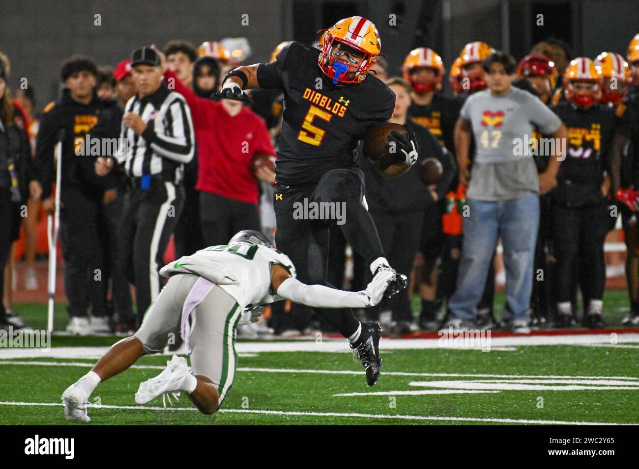Mission Viejo running back Hinesward Lilomaiava (5) durante una partita del CIF State Football Championship, venerdì 8 dicembre 2023, a Mission Viejo, Calif. La Foto Stock