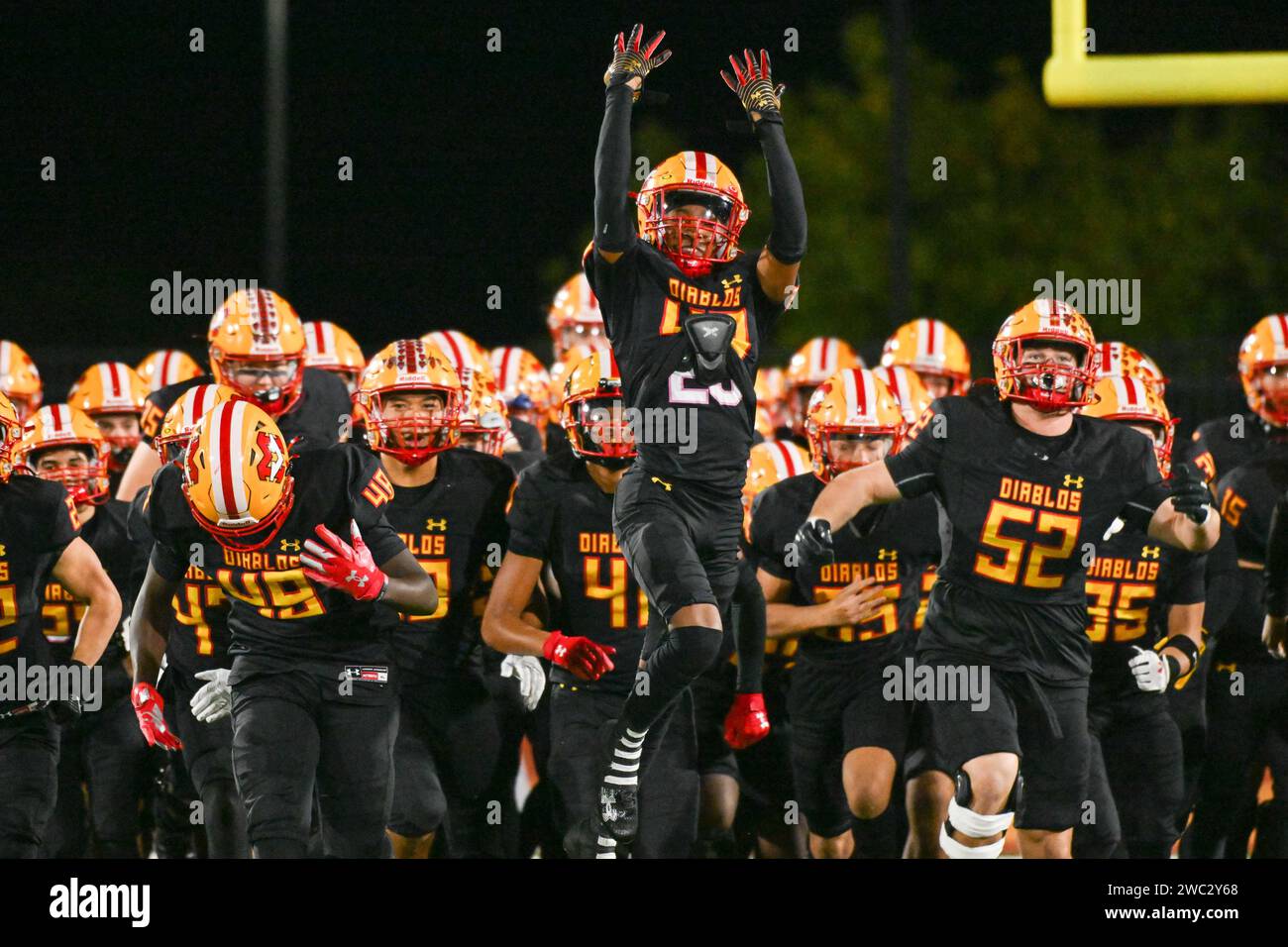 Il Mission Viejo Diablos entra nel campo prima di una partita del CIF State Football Championship, venerdì 8 dicembre 2023, a Mission Viejo, Calif. La missione vi Foto Stock