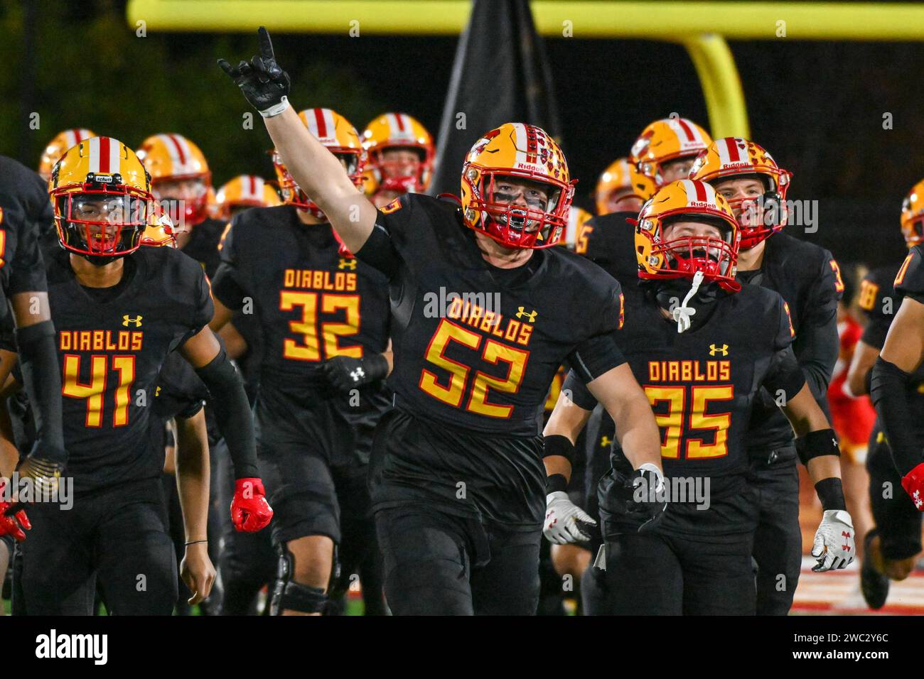 Il Mission Viejo Diablos entra nel campo prima di una partita del CIF State Football Championship, venerdì 8 dicembre 2023, a Mission Viejo, Calif. La missione vi Foto Stock