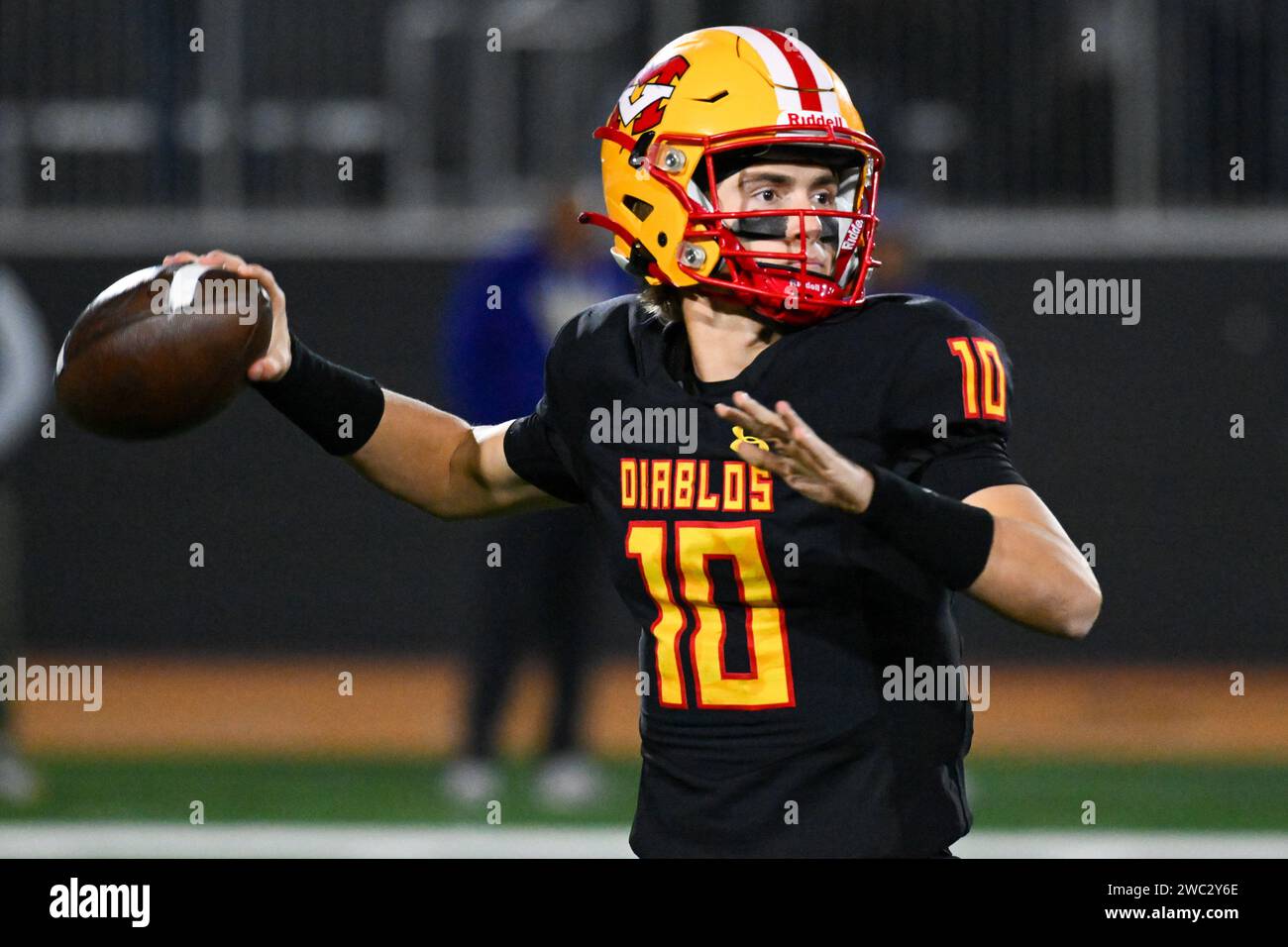 Manca il quarterback Viejo Draiden Trudeau (10) durante una partita del CIF State Football Championship, venerdì 8 dicembre 2023, a Mission Viejo, Calif. La Missi Foto Stock